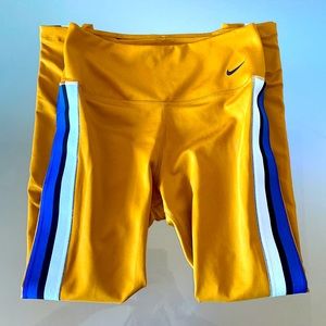 Small Nike training leggings